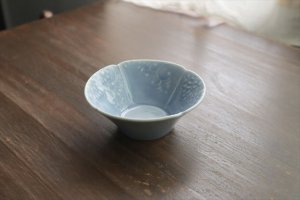 画像1: 湖水釉印刻菊唐草小鉢　/　稲村真耶