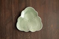 貫入青磁花形洲浜皿　/　稲村真耶