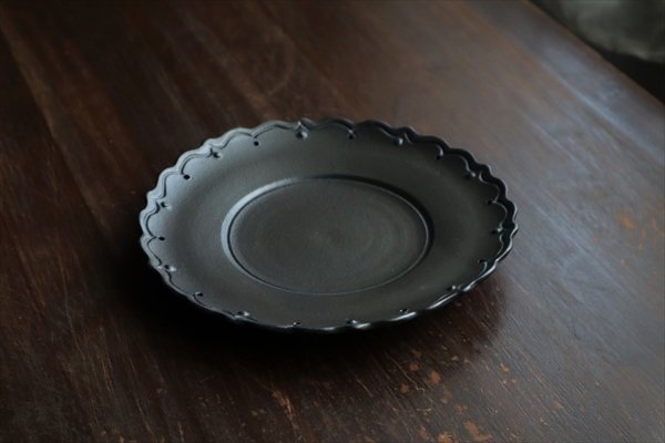 レースプレート18cm（鉄釉） / 音喜多美歩 - うつわと暮らしの道具