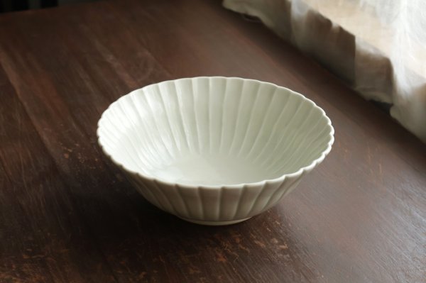 画像1: 白磁輪花鉢　/　阿部春弥 (1)