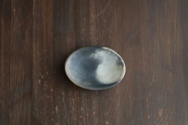 画像1: 炭化焼成　楕円豆皿　/　石川裕信 (1)