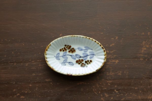 画像1: 鉄実草文しのぎ楕円小皿　/　山口利枝 (1)